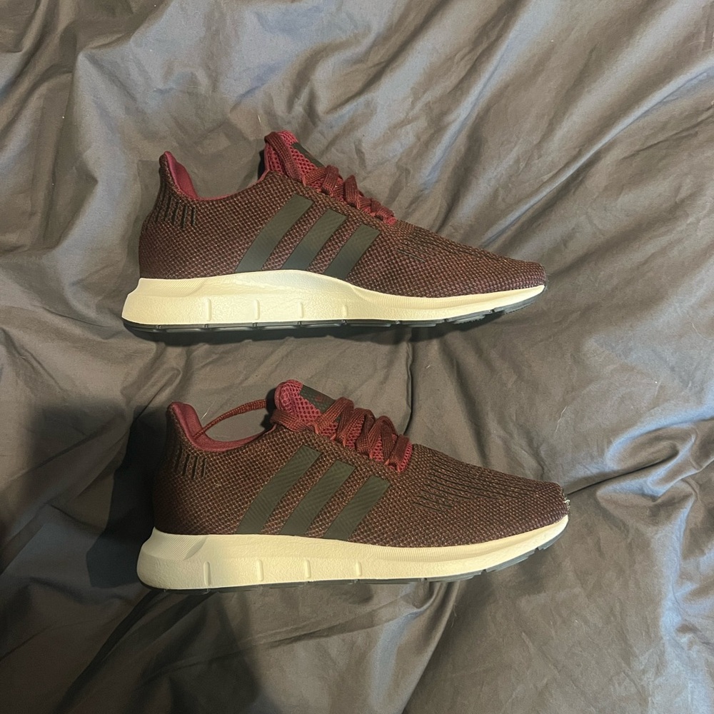 Adidas Swift Run Men's 6.5 - Never Worn - Maroon and Black Sneakers